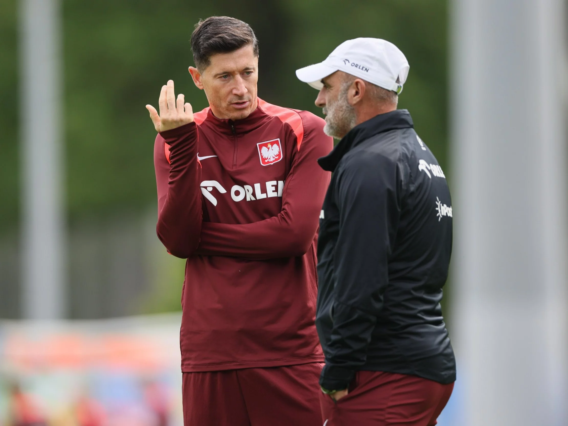Robert Lewandowski (L) i selekcjoner Michał Probierz